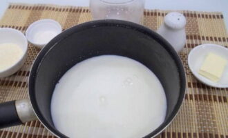 How to cook semolina porridge? Measure out the required amount of milk and pour it into the pan. Place on medium heat and bring to a boil.