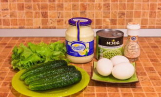 Combine os ingredientes para uma salada leve. Enxágue e seque as folhas de alface e os pepinos.