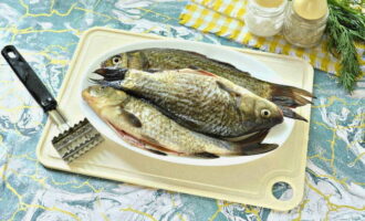 Limpiamos el pescado de escamas y entrañas y lo enjuagamos bien con agua.