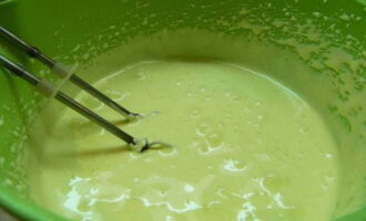 In a deep bowl, combine eggs with one glass of sugar. Beat the ingredients until a fluffy foam forms.