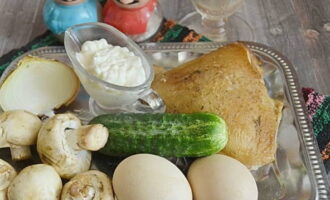 L'insalata con pollo affumicato e funghi è molto facile da preparare. Prendi i nostri ingredienti e mettili in un unico posto per comodità.