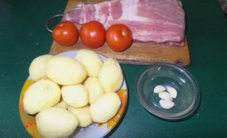 Let's prepare the necessary ingredients. We clean and wash the vegetables.