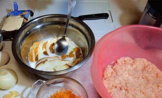 치킨 커틀릿은 빠르고 쉽게 준비됩니다. 다진 닭고기를 손으로 잘 반죽하고 깊은 그릇에 담습니다. 덩어리 조각에 우유를 부어 부드럽게 만듭니다. 야채를 껍질을 벗기고 씻으십시오.당근은 중간 강판에 갈아야합니다.