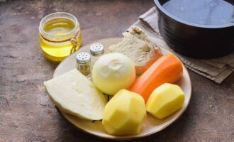 Laten we het eten bereiden, de groenten schillen en wassen. Kook het varkensvlees tot het gaar is en bouillon wordt verkregen.