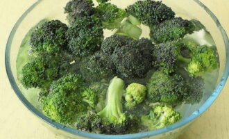 Dividete i broccoli in cimette e riempiteli con acqua fredda salata. Immergere per 10 minuti. Ciò è necessario affinché tutti i contaminanti galleggino in superficie.