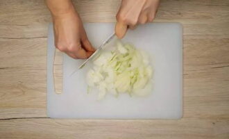 La soupe au potiron est rapide et facile à préparer. Retirez la coque de l'oignon et disposez-le au hasard.