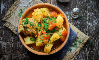 Riempi le ciotole con shurpa luminoso, decora con la vegetazione e regala ai tuoi amici. Buon appetito!