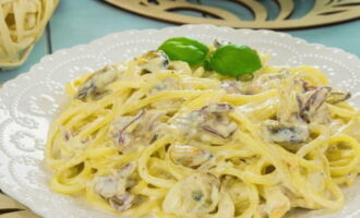 Pasta with seafood in creamy sauce is ready. Place the dish on plates and serve.