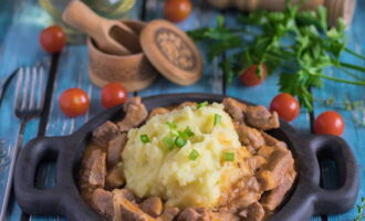 Després de l'alerta sonora, premeu Atura, obriu la tapa del dispositiu i desconnecteu-la. Afegiu el vostre plat preferit al goulash aromàtic i espolvoreu amb herbes. El plat va perfectament amb puré de patates! Tracta els teus éssers estimats. Bona gana!