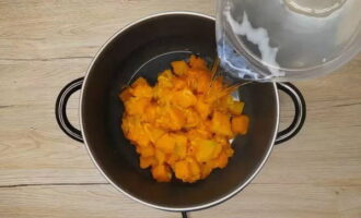 Transférez les légumes dans un récipient plus grand et versez de l'eau bouillante dessus.