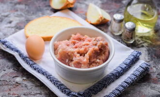 Hackfleischkoteletts lassen sich ganz einfach in der Pfanne zubereiten. Bereiten Sie die Zutaten gemäß dem Rezept und der erforderlichen Anzahl an Portionen zu.