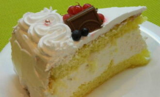 The delicious sponge cake with yogurt is ready. Divide into portions and enjoy!