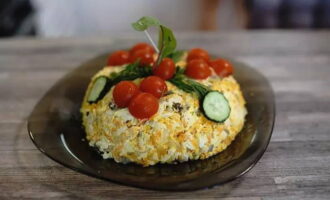 Den Salat auf einer Servierplatte anrichten und nach Belieben mit frischem Gemüse dekorieren. Rufen Sie Ihre Familie zum Abendessen an. Guten Appetit, essen Sie lecker und sättigend!