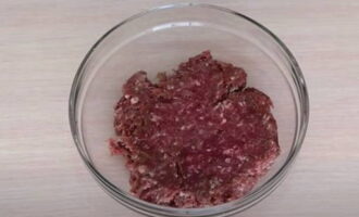 Klassisches Rindfleisch-Cevapchichi ist sehr einfach zuzubereiten. Mahlen Sie das Fleisch durch einen Fleischwolf oder nehmen Sie hochwertiges Fertighackfleisch.Geben Sie es in eine separate Schüssel und fügen Sie fein gehackte oder vorzugsweise geriebene Zwiebeln hinzu.