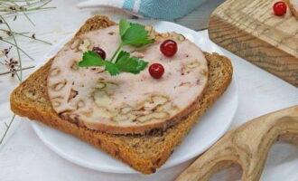 Serveer de kippenham op tafel. Geniet van je vleesgerecht. Eet smakelijk!