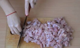 I use chicken drumstick meat. I remove the skin, veins and bones from the drumsticks and cool them well in the refrigerator. It's best to leave it in the refrigerator overnight. Cut the chicken into manageable pieces.