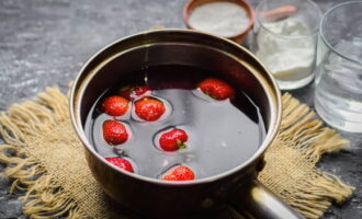 Coloque as frutas congeladas em uma panela ou caçarola. Encha-os com um litro de água limpa.