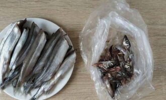 Rinse the capelin under running water and remove the heads along with the entrails.