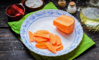 Cut the peeled carrots as you like. I like larger ones so that the vegetables can be felt in the final product.