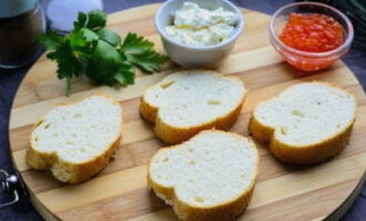 Baguette, aga võid kasutada ka tavalist pätsi või ciabattat, viiludeks lõigatud. Varusta end spetsiaalse leivanoaga, et viilud jääksid ühtlased ja kaunid.