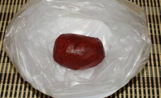 Remove the skin from the root vegetable. Place the workpiece in a plastic bag.