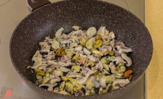 Fry seafood in a frying pan with vegetable oil. This will take 5 minutes.