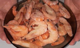 Remove the shrimp from the packaging and defrost in natural conditions in advance.