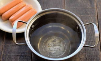 Pour a liter of water into the pan and bring it to a boil.