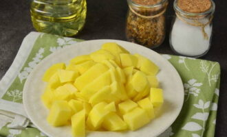 Now cut the potatoes into small cubes. We send it into the water with the lentils.