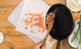 Leg de gekookte garnalen op een bord bekleed met keukenpapier om overtollig vocht en olie te verwijderen als ze bij het koken worden gebruikt. Ik heb een goede antiaanbakpan, dus ik doe er geen olie in.