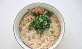 Next, add chopped parsley to the minced meat, which we first wash and dry.