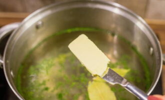 When the broth is hot, add a piece of butter to prevent the dumplings from sticking together while cooking.