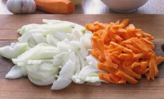 At this time, peel the vegetables, finely chop the onion with a knife, and grate the carrots on a coarse grater.