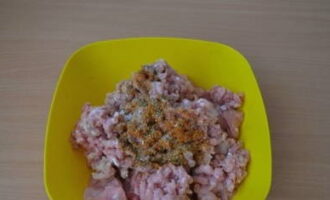 Place the minced chicken in a bowl with the prepared meat, generously salt it, and add your favorite spices.