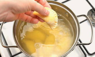 Place the frozen product with filling into boiling water.