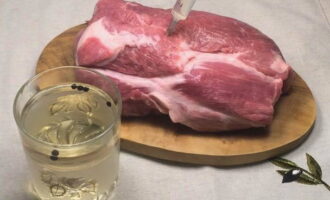 Séparez un verre de saumure. Ils doivent remplir un morceau de porc. Pour ce faire, prenez la saumure dans une seringue et hachez bien la viande.