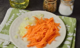 Finely chop the onion and grate the carrots on a coarse grater.