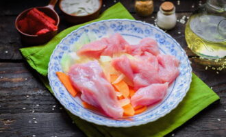 Cut the prepared meat fairly large.