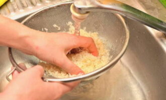 Measure out the required amount of rice and rinse it well under water several times. We carry out the procedure until the water after the cereal becomes clear.