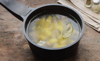 Doe aardappelen en stukken vlees in hete bouillon. Ook sturen wij hier zout, peper en laurier naar toe. Kook gedurende 20 minuten na het koken.