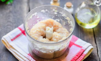 Fleisch, Zwiebel und geschälten Knoblauch mit einem Fleischwolf oder Mixer zerkleinern.