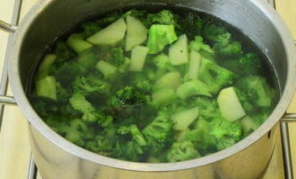 Riempire i broccoli e le patate con acqua e dare fuoco. Lessare le patate fino a renderle morbide. L'operazione richiederà circa 15 minuti.