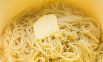 Place the spaghetti in a bowl and season with butter.