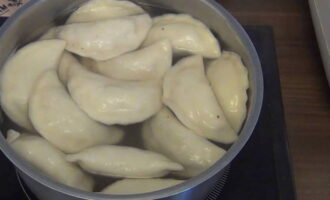 Mix with a slotted spoon. Let the mixture boil again. It is important that the dumplings float.