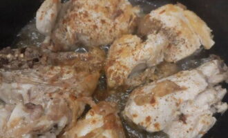 Quindi ridurre il calore. Salare il pollo e cospargere con le spezie a piacere. Pepare i pezzi su entrambi i lati. E friggere per altri 10 minuti su ciascun lato.