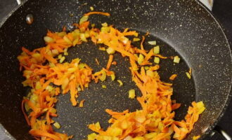 Fry vegetables in a frying pan in vegetable oil. Cook until soft.