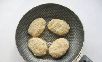 We make cutlets from the meat mass, roll them in breadcrumbs and place them in a frying pan heated with oil.