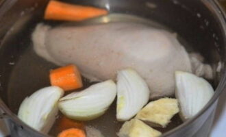 Llene el pecho con agua limpia.También ponemos aquí verduras, precortadas en trozos grandes.