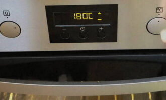 Leve a sobremesa ao forno pré-aquecido a 180 graus.