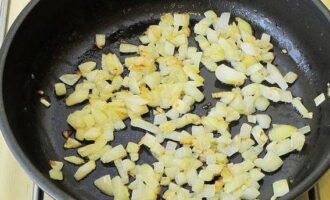 Pique a cebola e frite na manteiga até ficar translúcida.